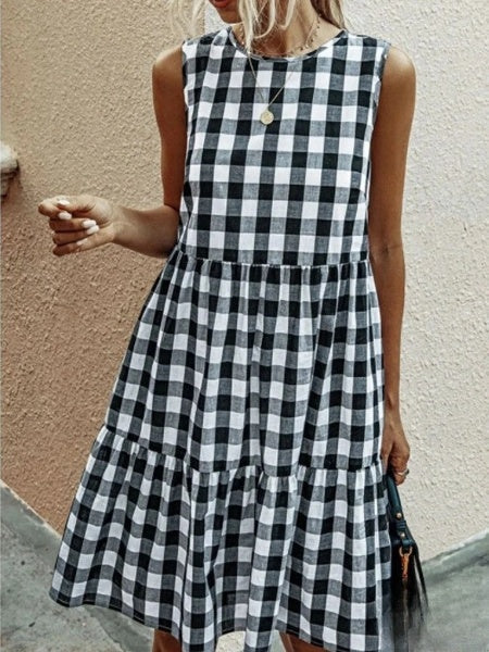 GR | Fashion, Loose-fitting women's dress with round neckline, checked pastel medium skirt
