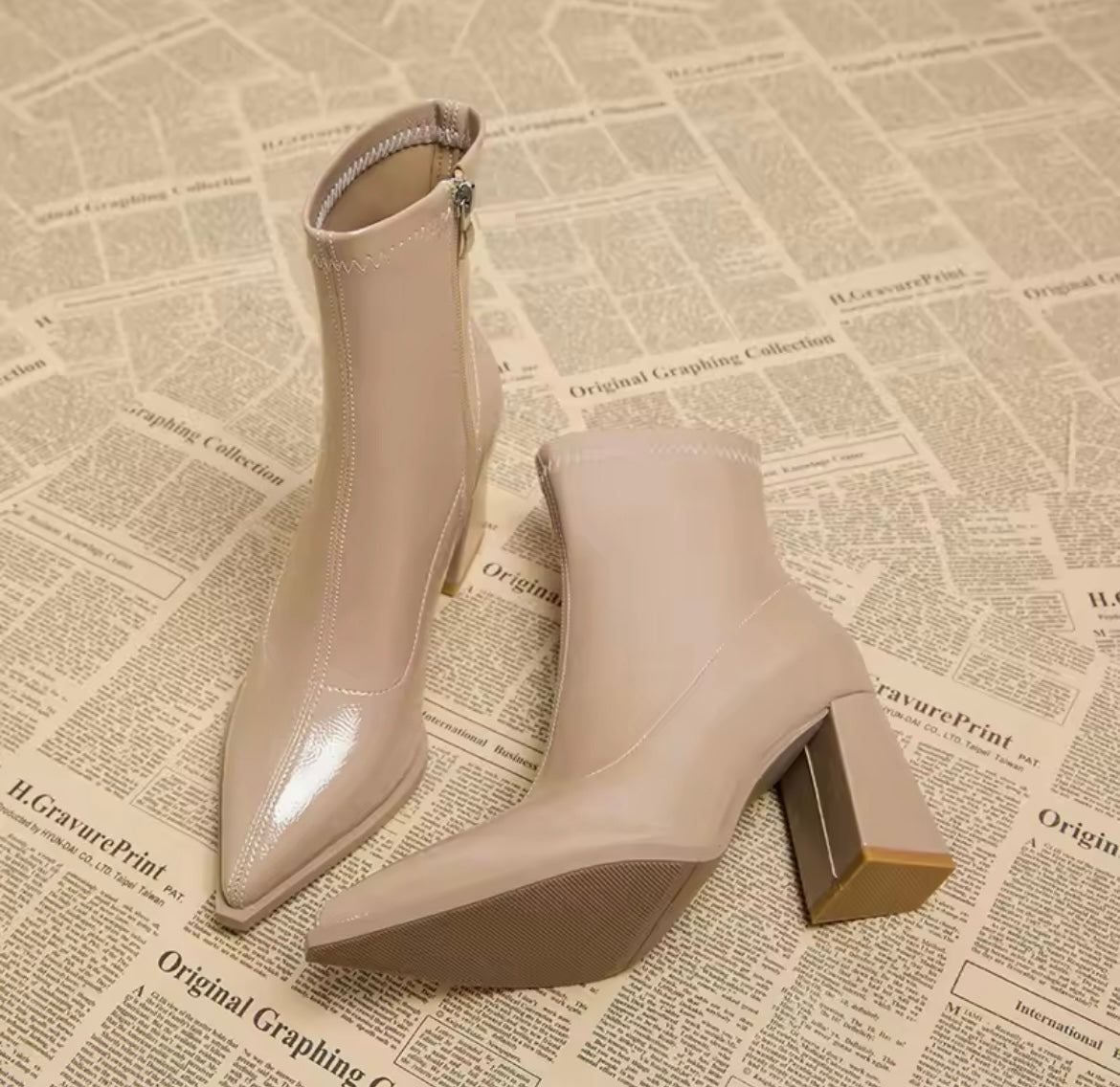 GR | Patent leather ankle boots with block heel