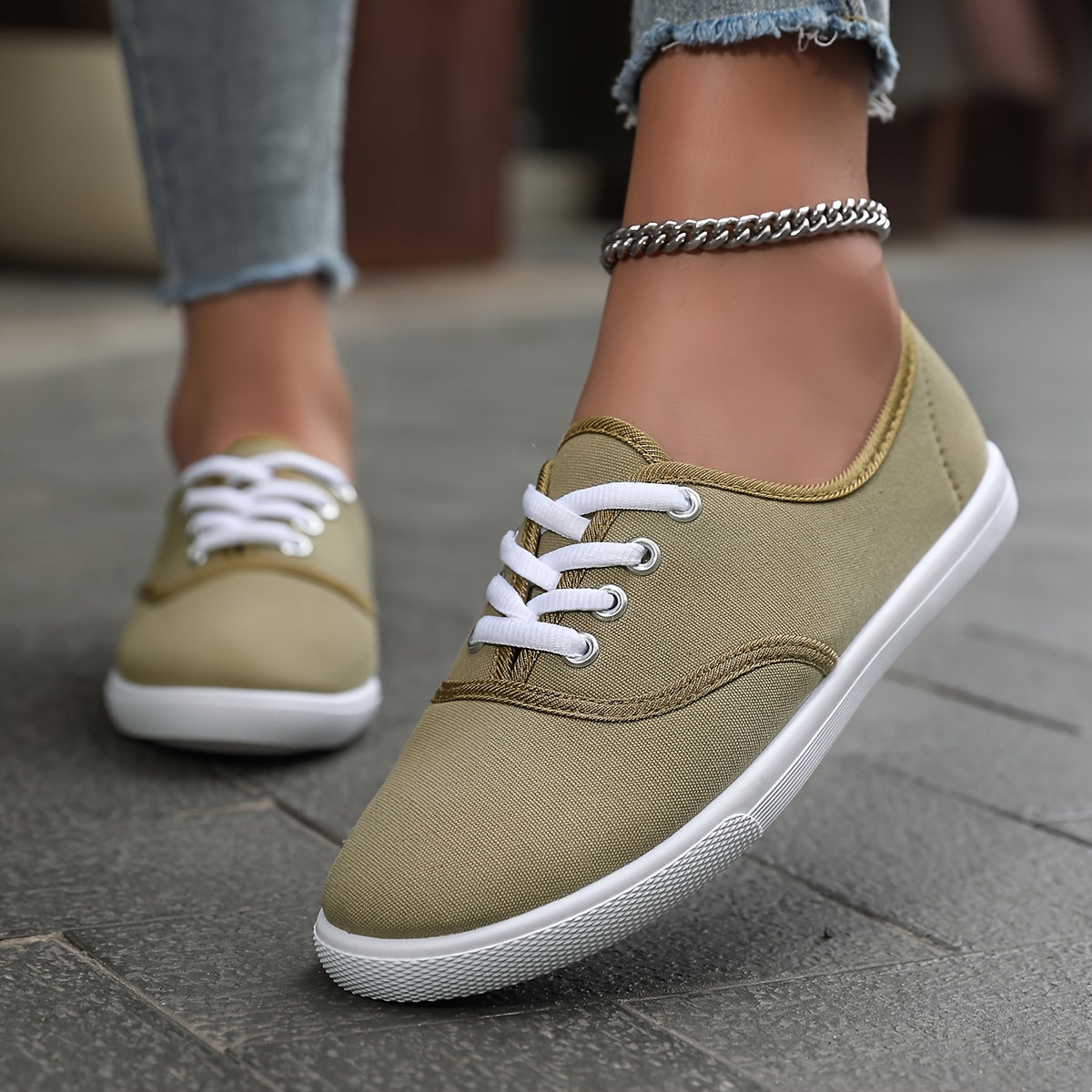 GR | Comfortable low-top canvas sneakers in white