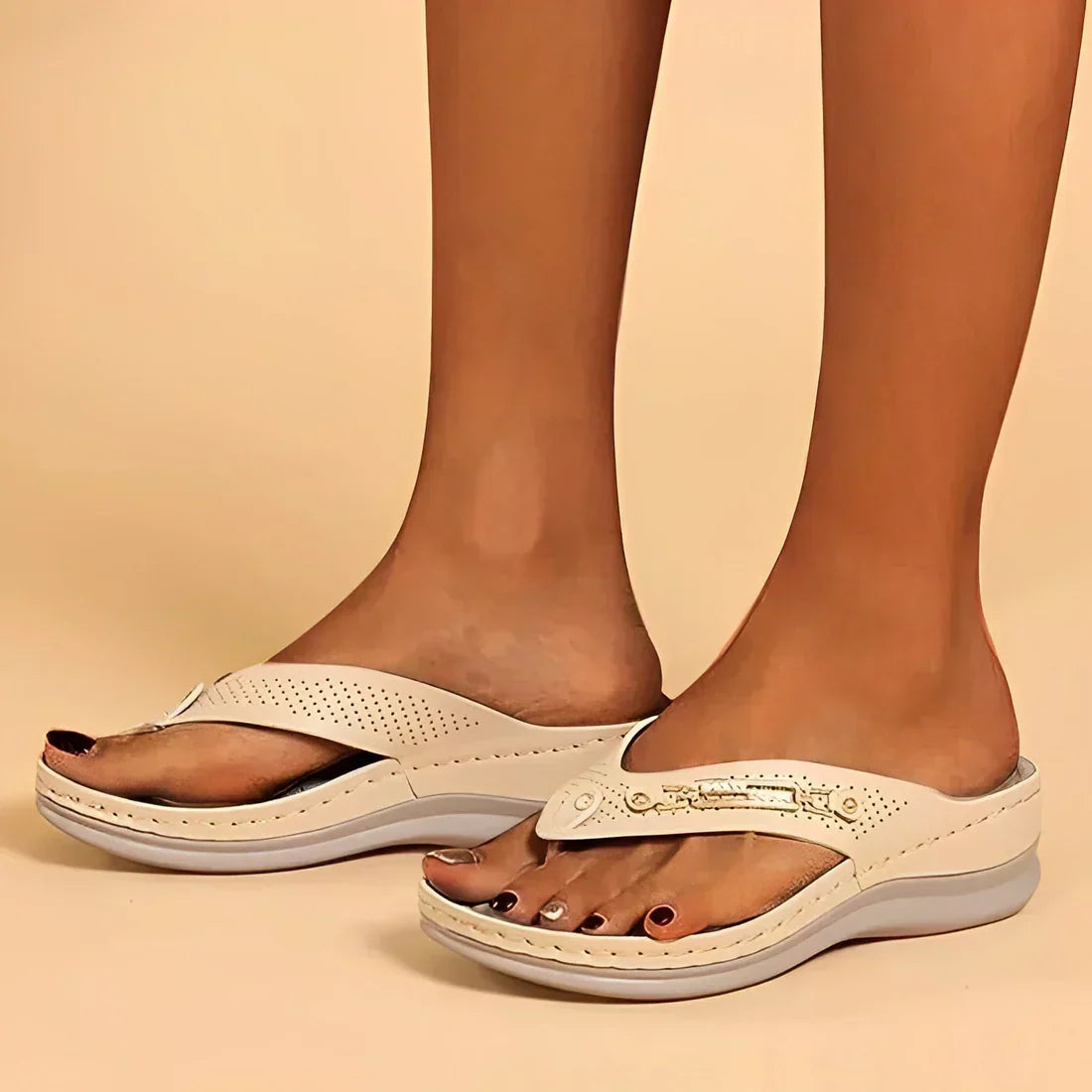 GR | Softly padded flip-flop sandals