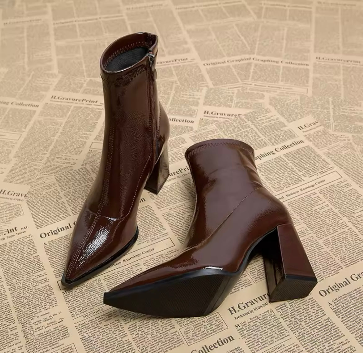 GR | Patent leather ankle boots with block heel
