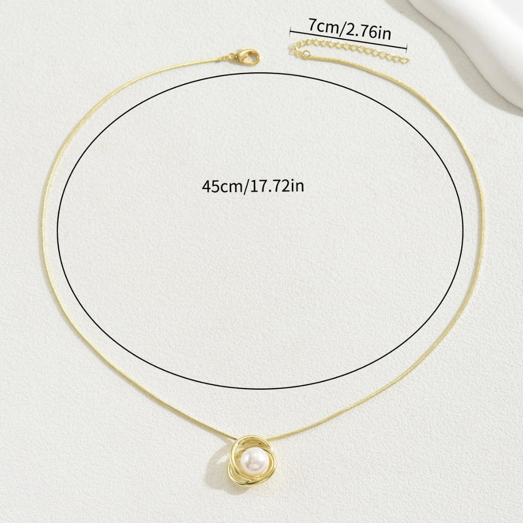 GR | Women with Mother-of-Pearl Pendants