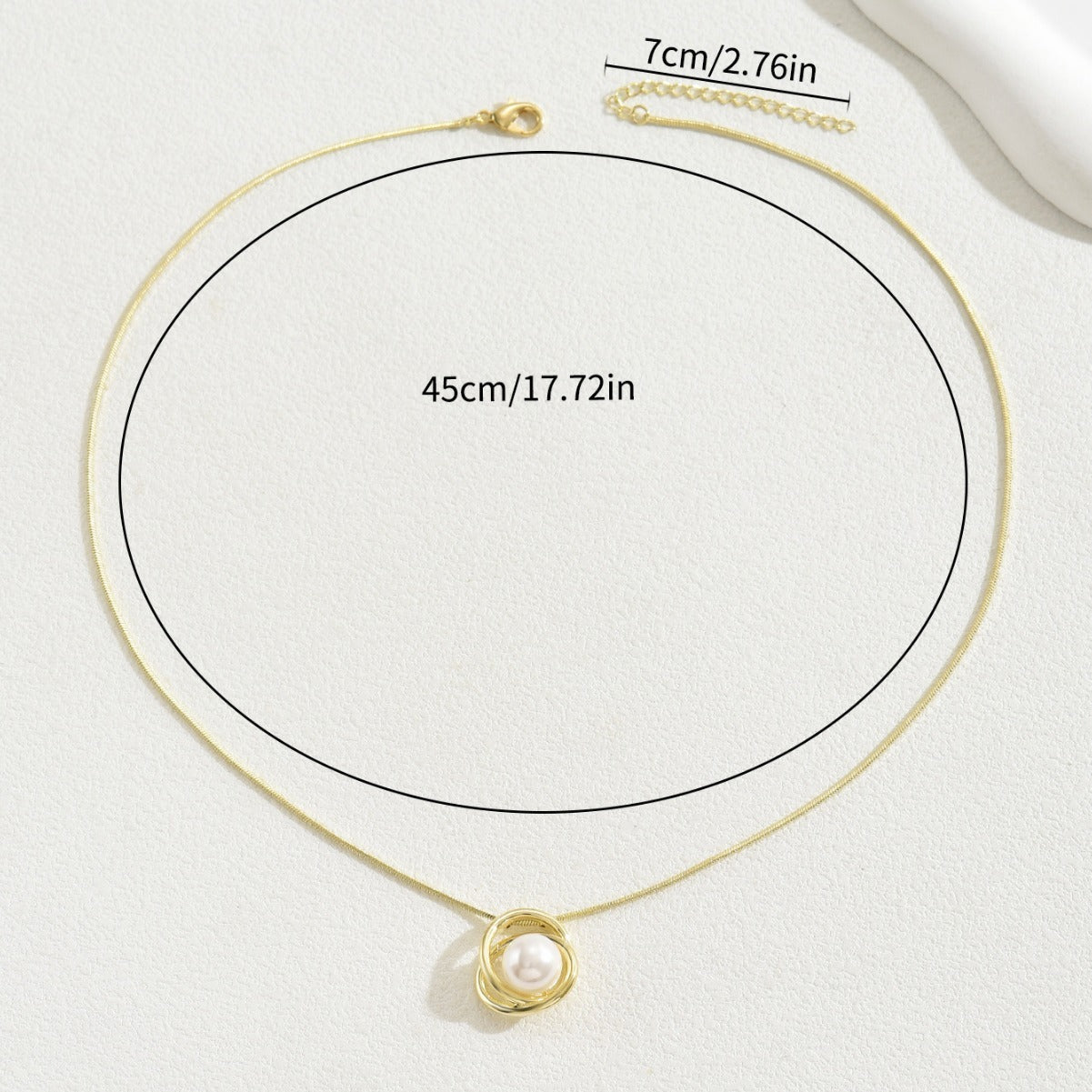 GR | Women with Mother-of-Pearl Pendants