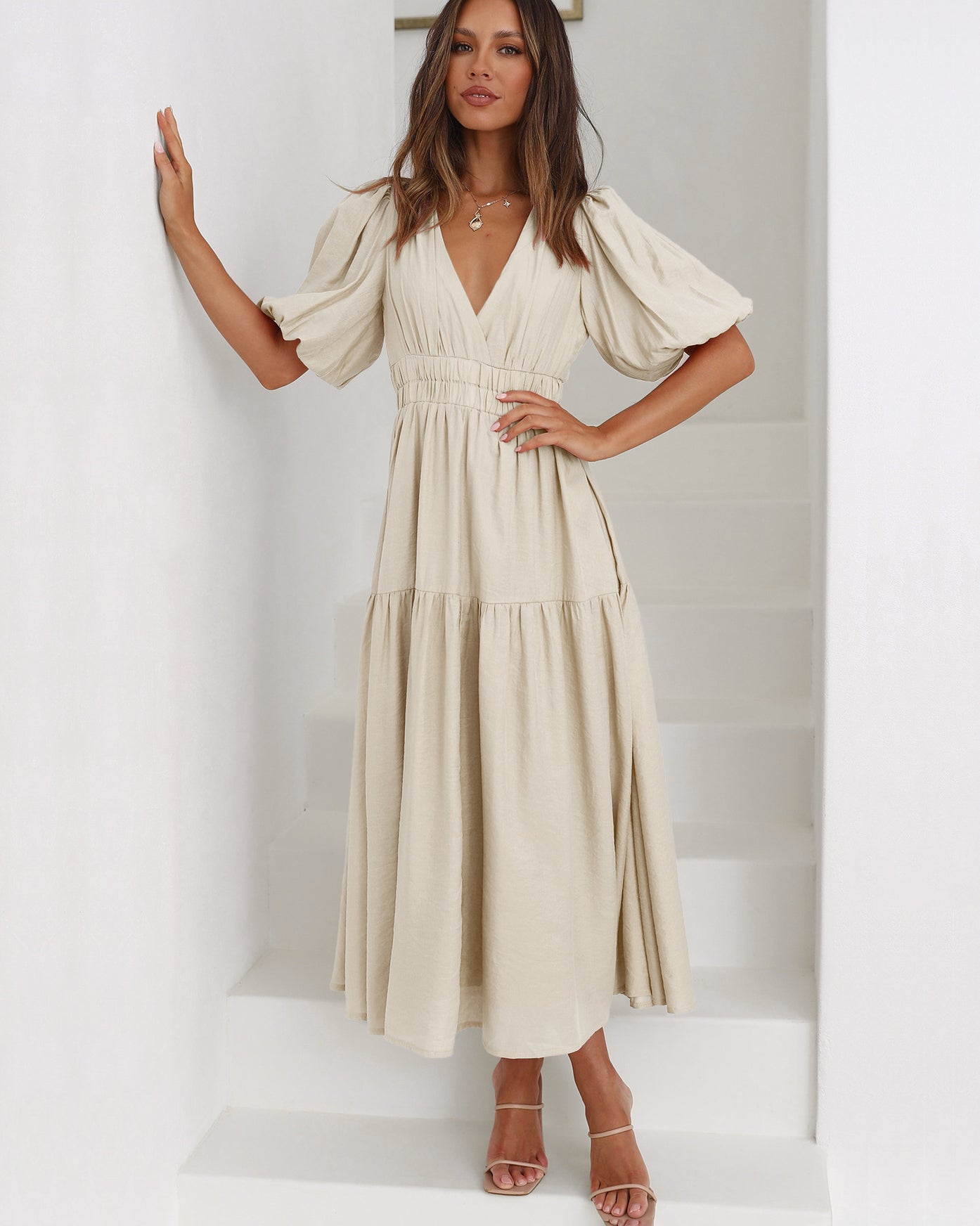 GR | Elegant dress with V-neck and puff sleeves