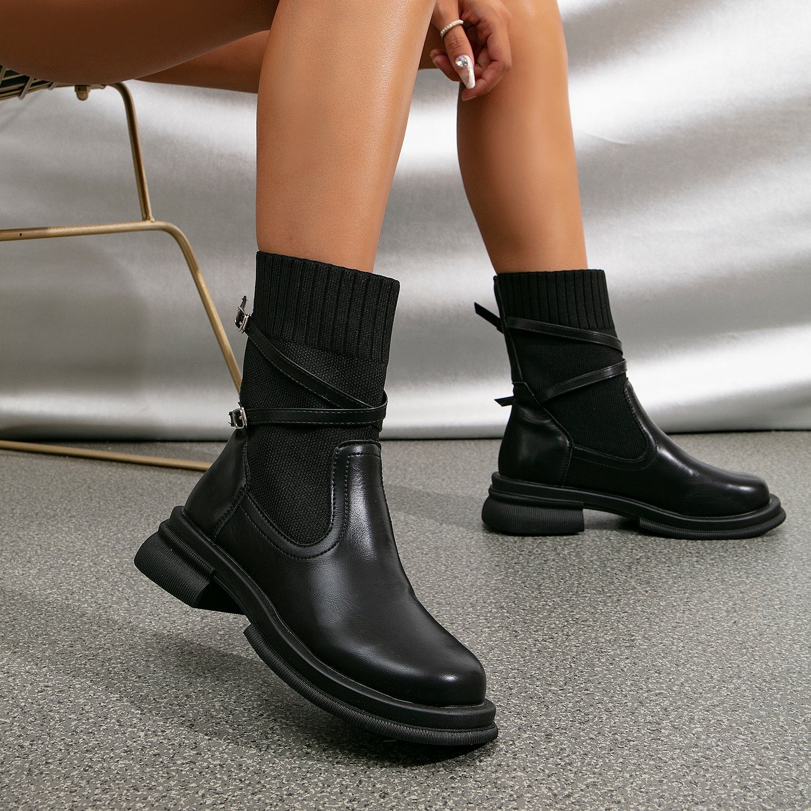 GR | Elegant brown ankle boots with wrap straps