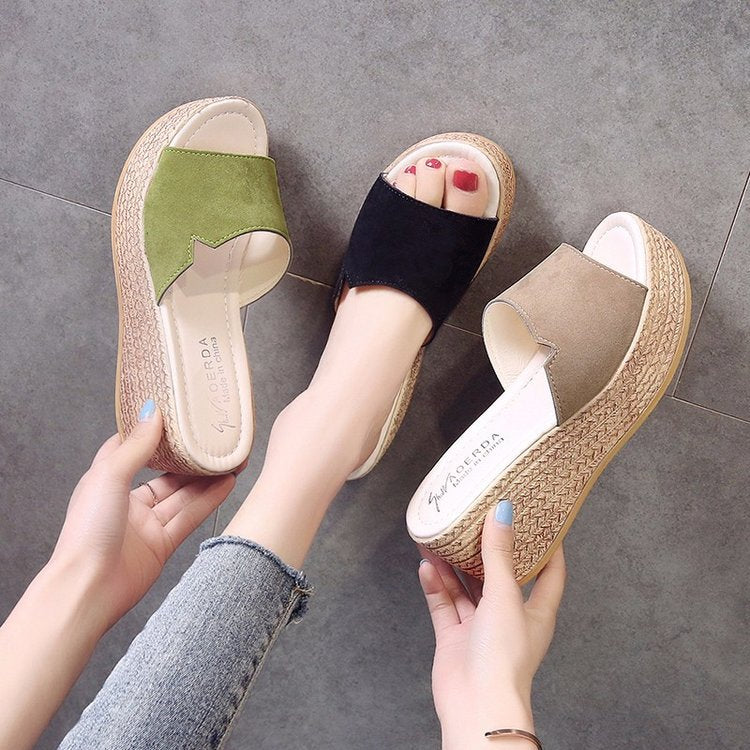 Women's wedge sandals with a modern crossover design and non-slip sole, size GR
