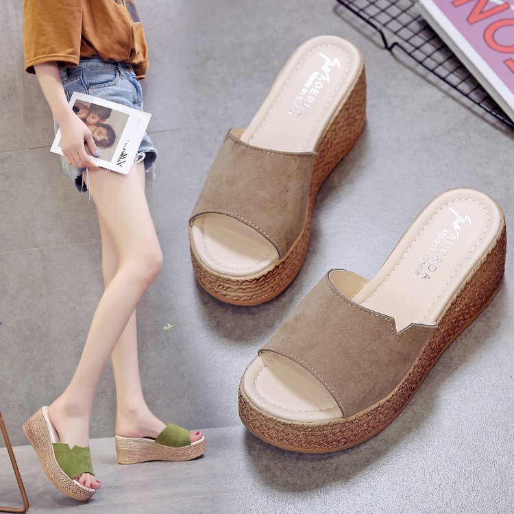 Women's wedge sandals with a modern crossover design and non-slip sole, size GR