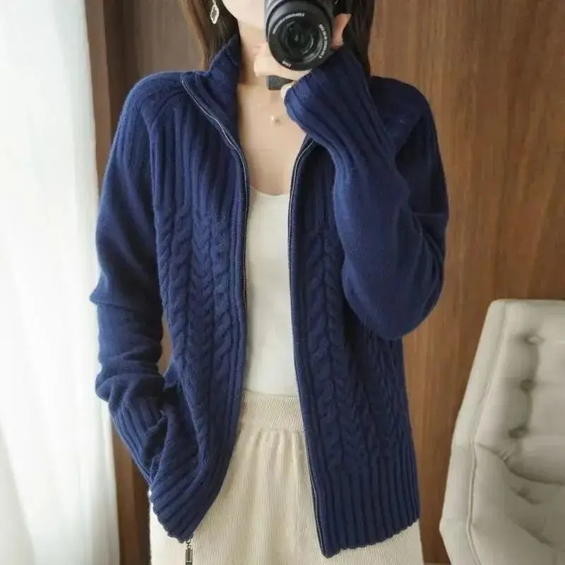 GR | Women's knitted jacket with zipper and cable knit details