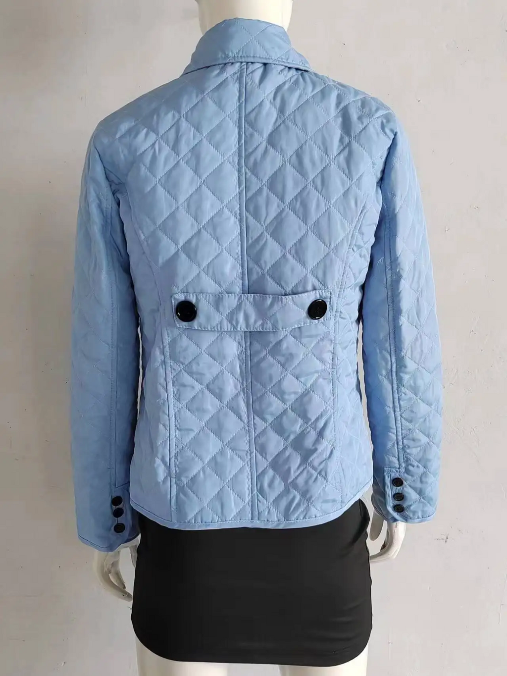 GR | Short quilted women's jacket with buttons and collar, elegant