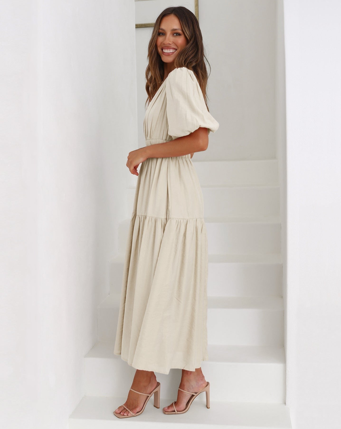 GR | Elegant dress with V-neck and puff sleeves