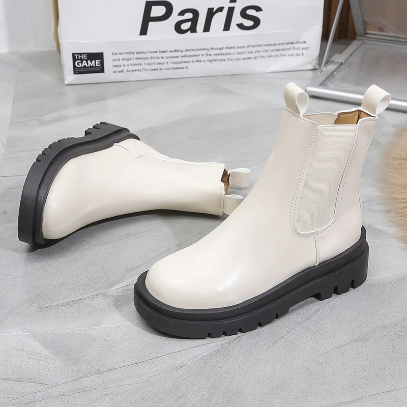 GR | Women's Chelsea Boots with Elastic Sides and Pull Tabs