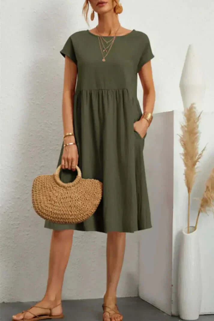 GR | Plain, casual dress with short sleeves and a round neckline