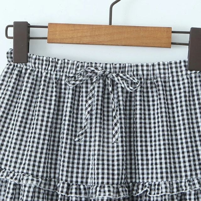 GR | Gestuftes Gingham-Midirock mit Rüschendetail