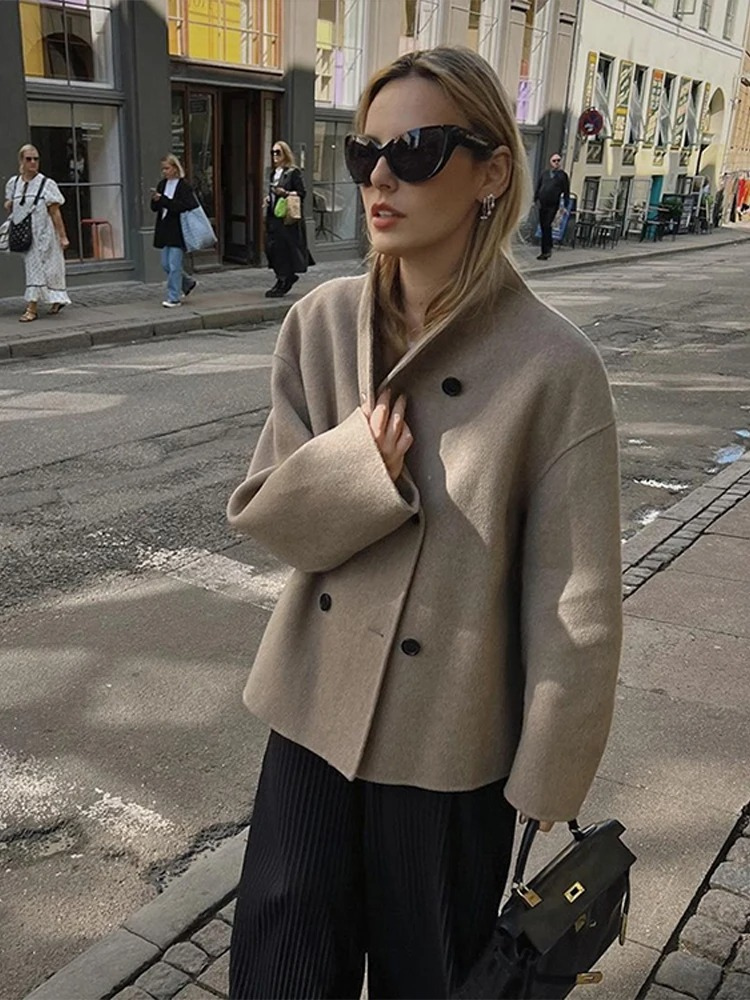GR | Women's asymmetrical trench coat with wide lapels and double closure