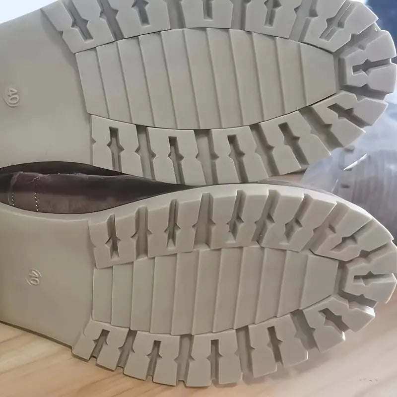 Snow boots with a chunky heel and mid-height sole