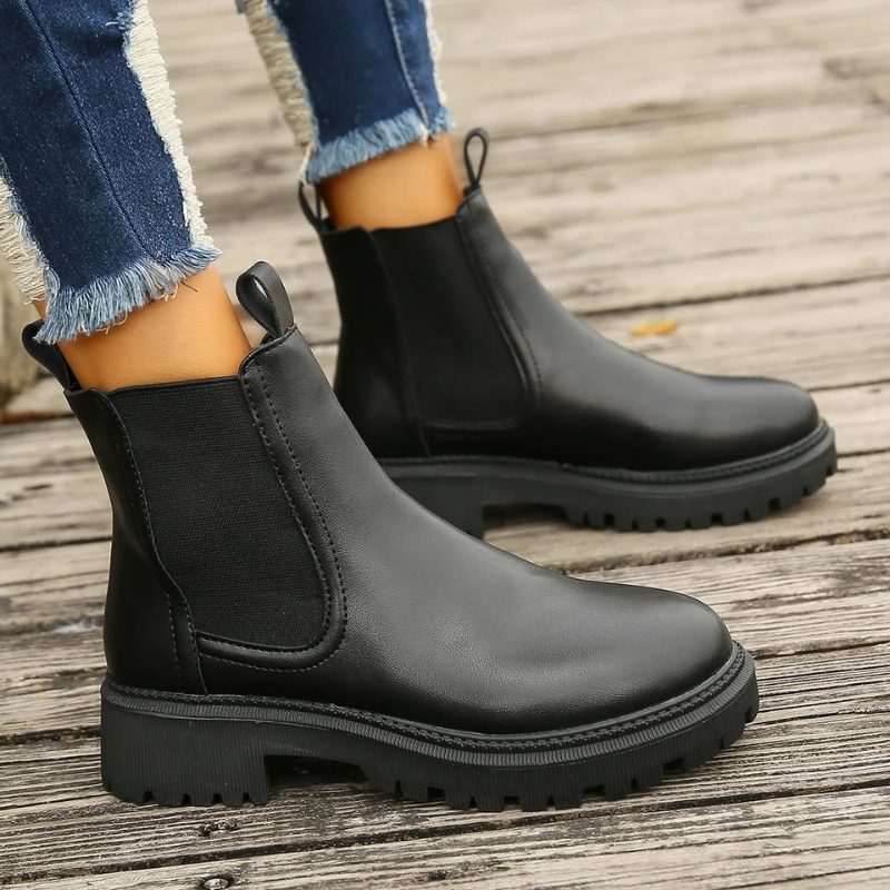 GR | Women's leather Chelsea boots with pull tabs