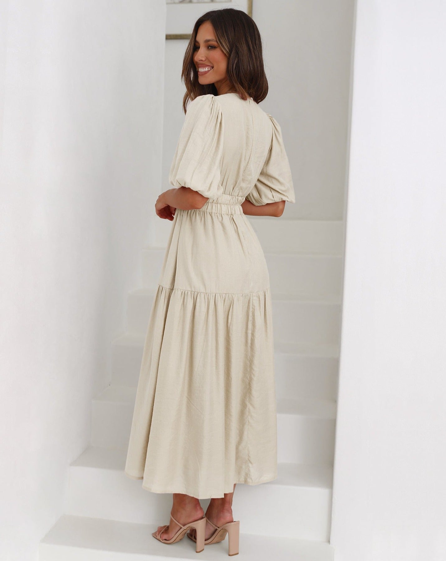 GR | Elegant dress with V-neck and puff sleeves