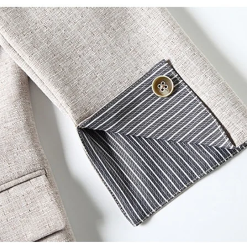 GR | Elegant women's blazer with button details. Ideal for the office.