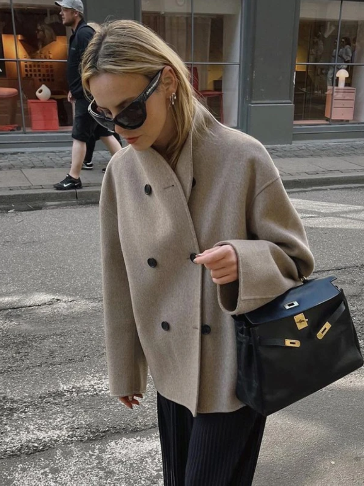 GR | Women's asymmetrical trench coat with wide lapels and double closure