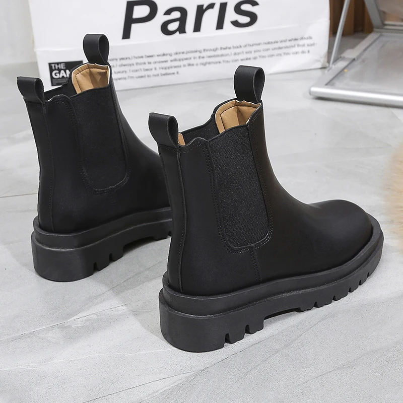 GR | Women's Chelsea Boots with Elastic Sides and Pull Tabs