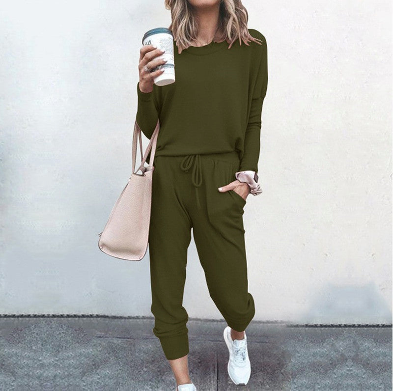 Women's comfortable leisure suit with elasticated waistband and fashionable cut, size S