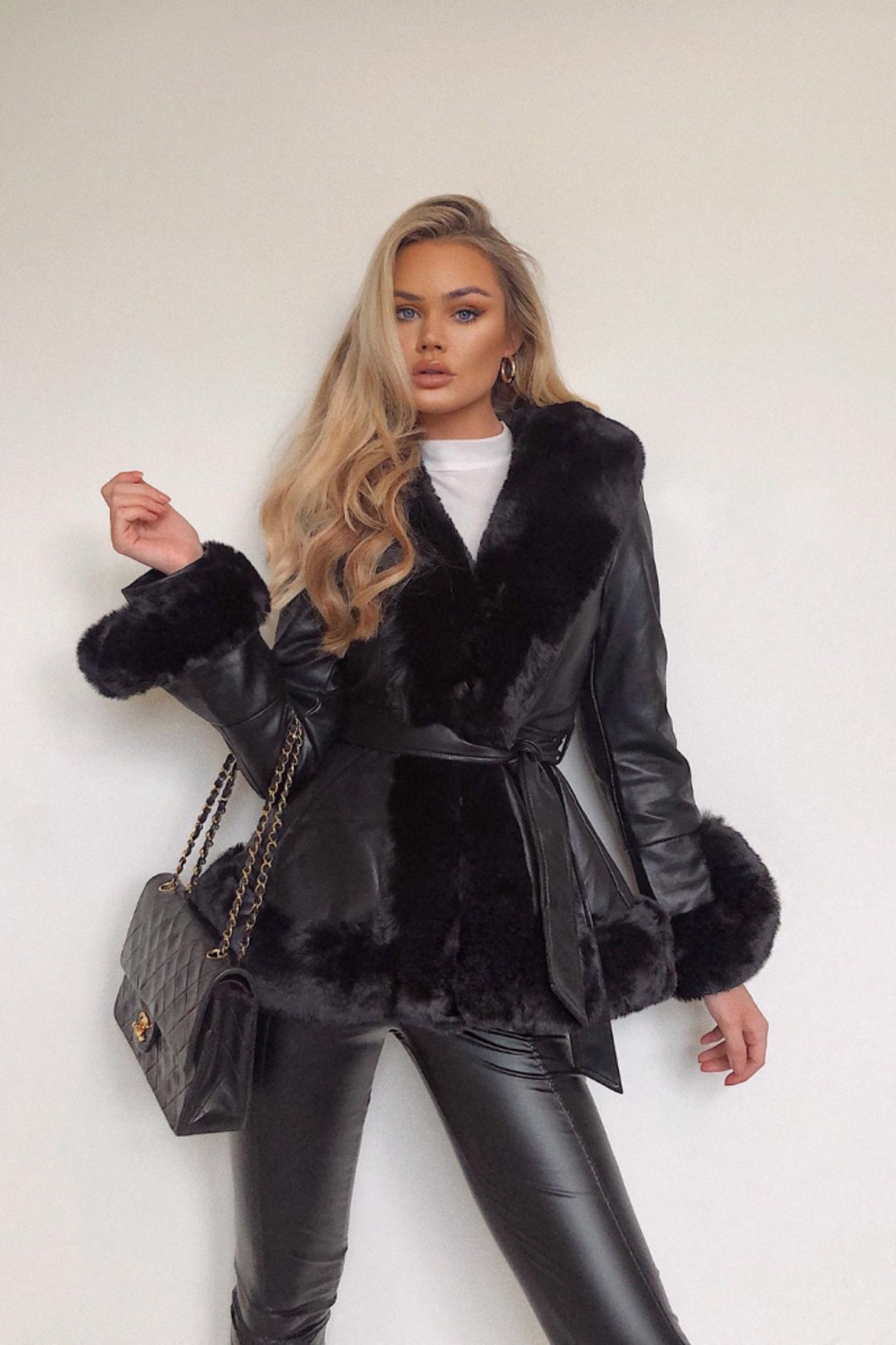 GlamourFrost: A fur coat for style-conscious women!