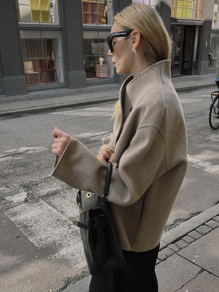 GR | Women's asymmetrical trench coat with wide lapels and double closure