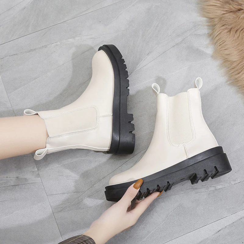 GR | Women's Chelsea Boots with Elastic Sides and Pull Tabs