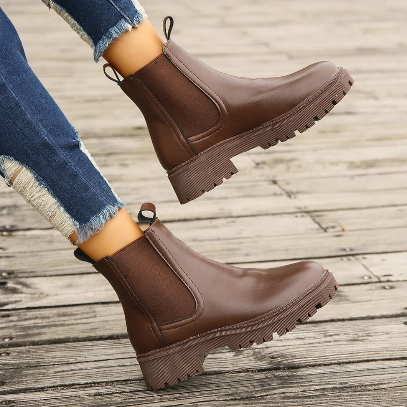 GR | Women's leather Chelsea boots with pull tabs