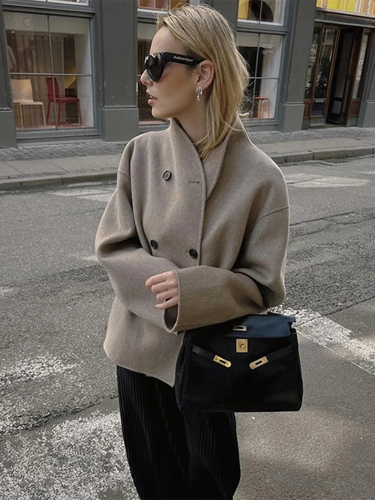 GR | Women's asymmetrical trench coat with wide lapels and double closure