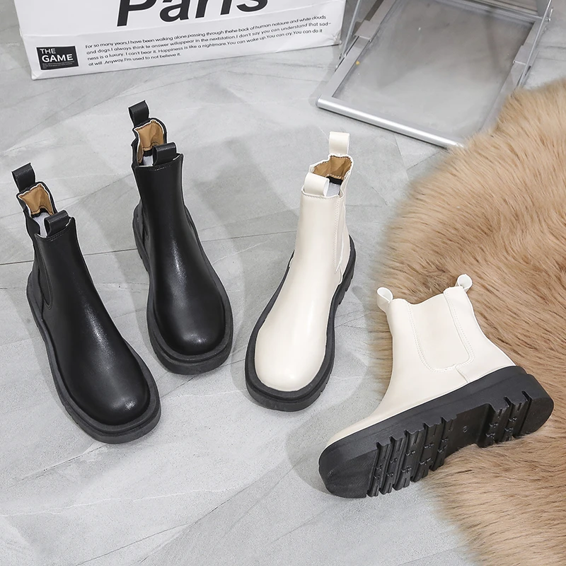 GR | Women's Chelsea Boots with Elastic Sides and Pull Tabs