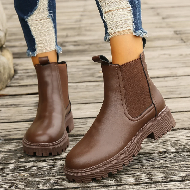 GR | Women's leather Chelsea boots with pull tabs
