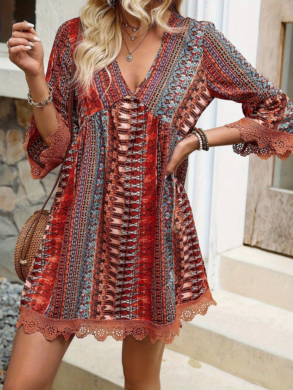 GR | Elegant dress with V-neck and lace trim