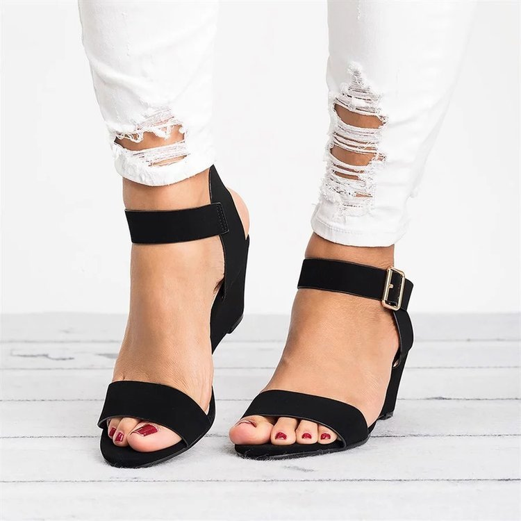 Women's wedge sandals with elegant strap design and comfortable footbed, size GR
