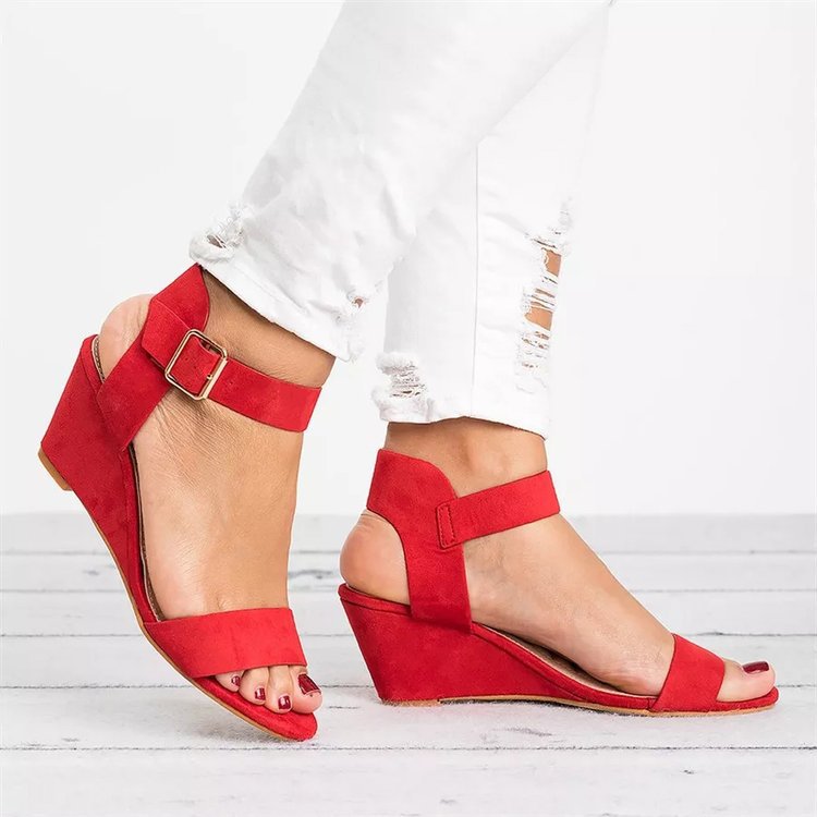 Women's wedge sandals with elegant strap design and comfortable footbed, size GR