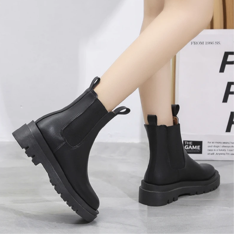 GR | Women's Chelsea Boots with Elastic Sides and Pull Tabs
