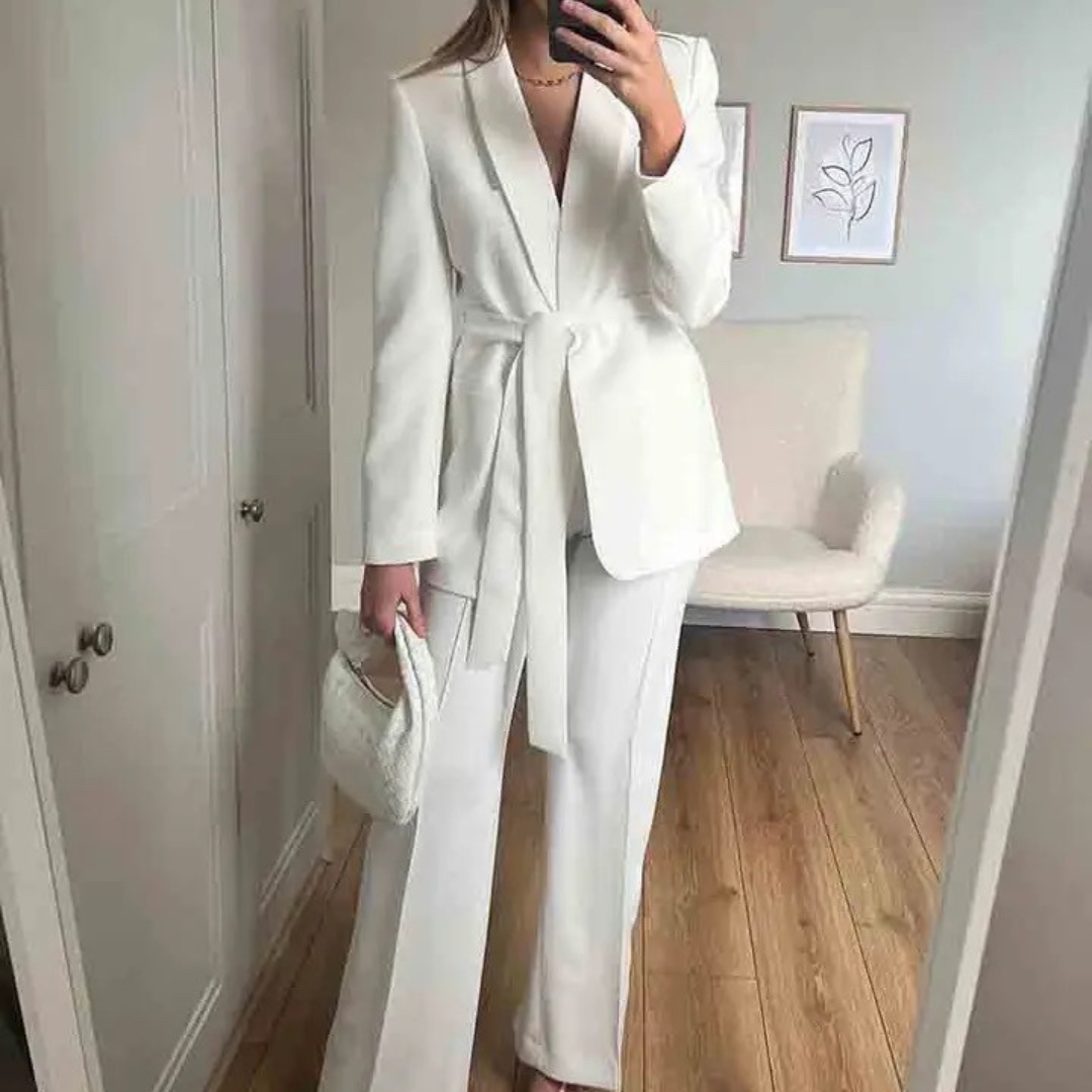 GR | Elegant blazer with belt and matching trousers