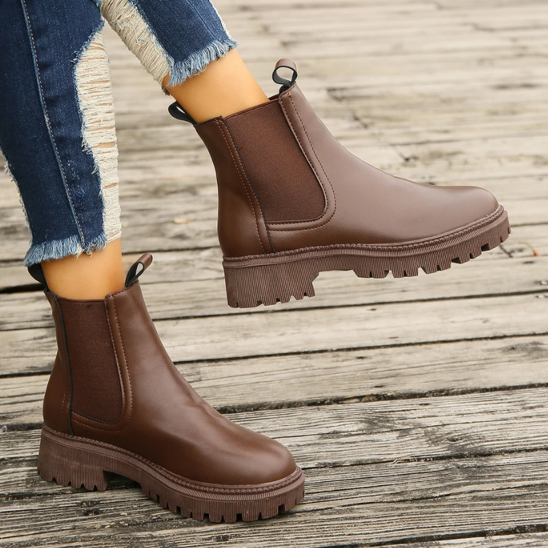GR | Women's leather Chelsea boots with pull tabs