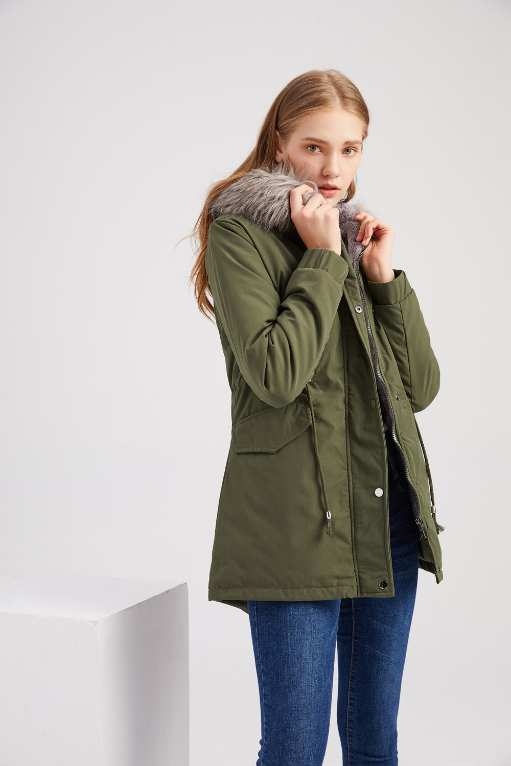 GR | Women's parka with hood and modern design