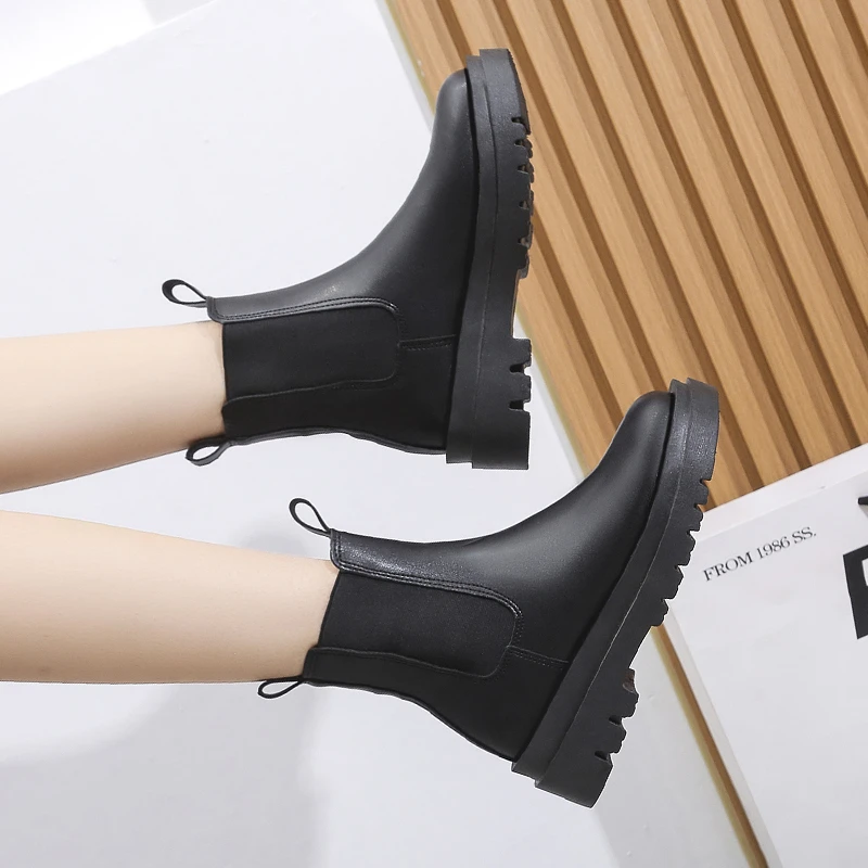 GR | Women's Chelsea Boots with Elastic Sides and Pull Tabs