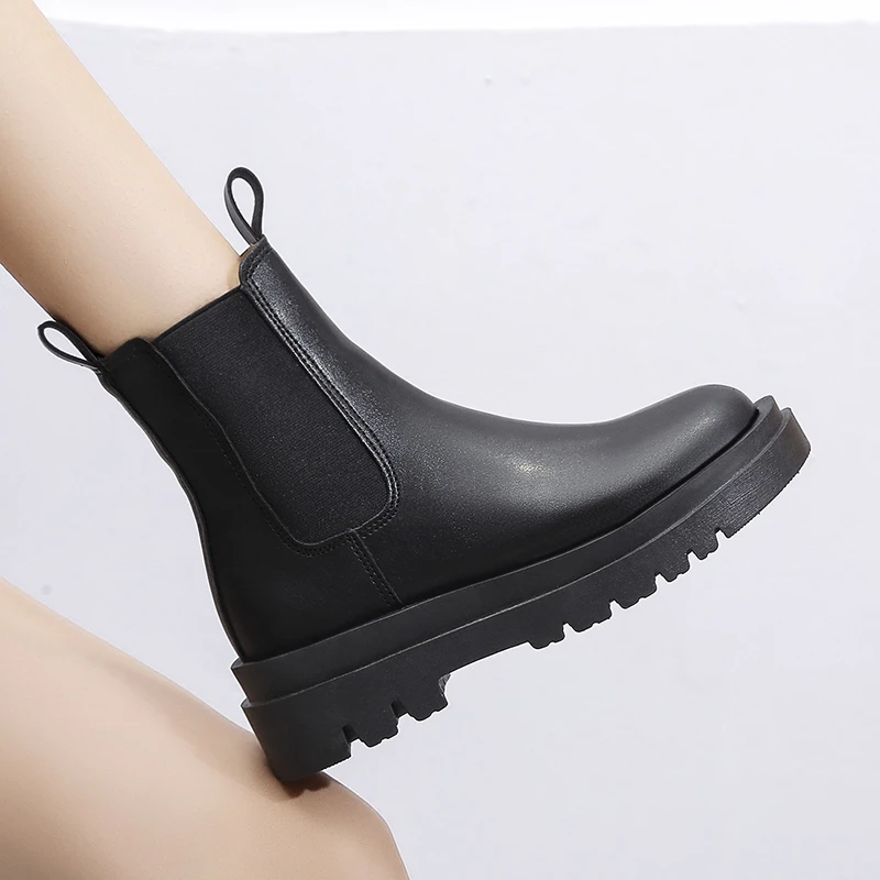 GR | Women's Chelsea Boots with Elastic Sides and Pull Tabs
