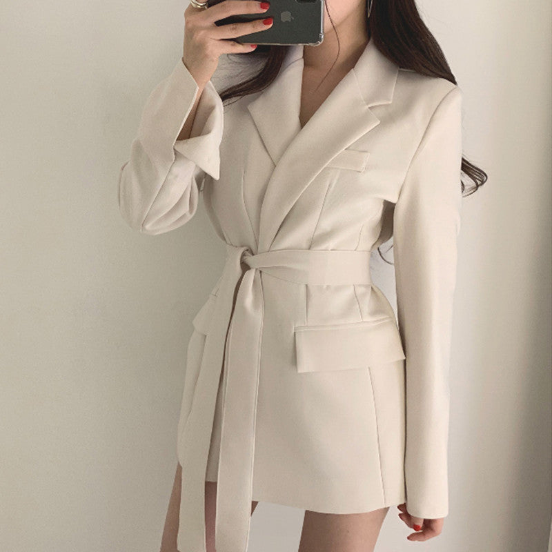GR | Elegant blazer with belt 