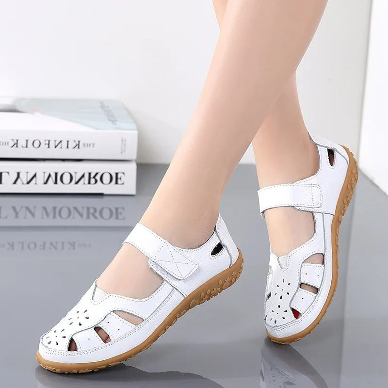 GR | Modern and comfortable closed-toe sandals