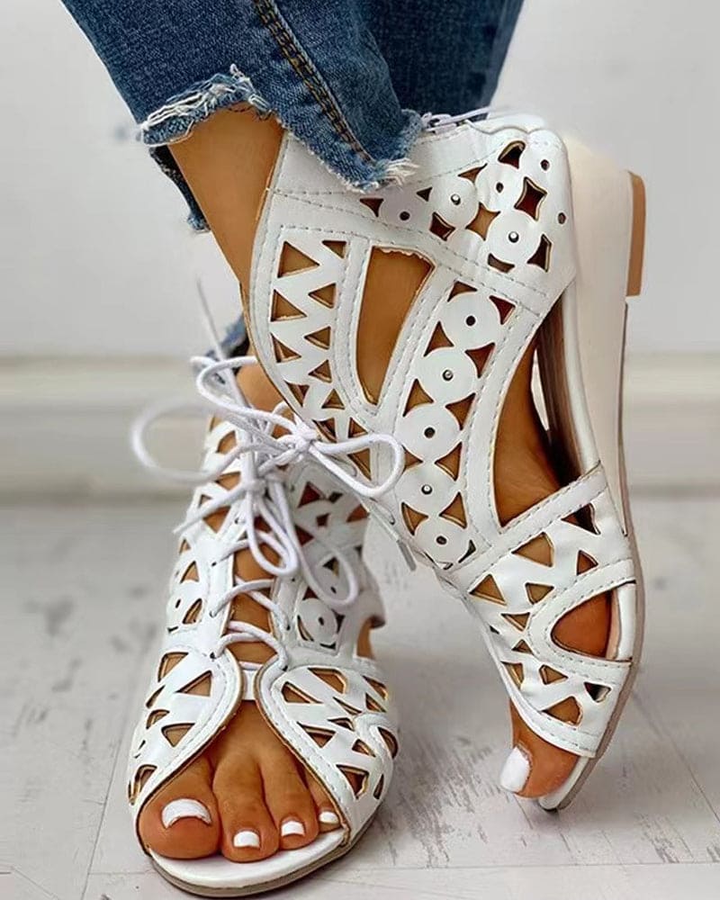 GR | Flat sandals in ethnic style with cutout