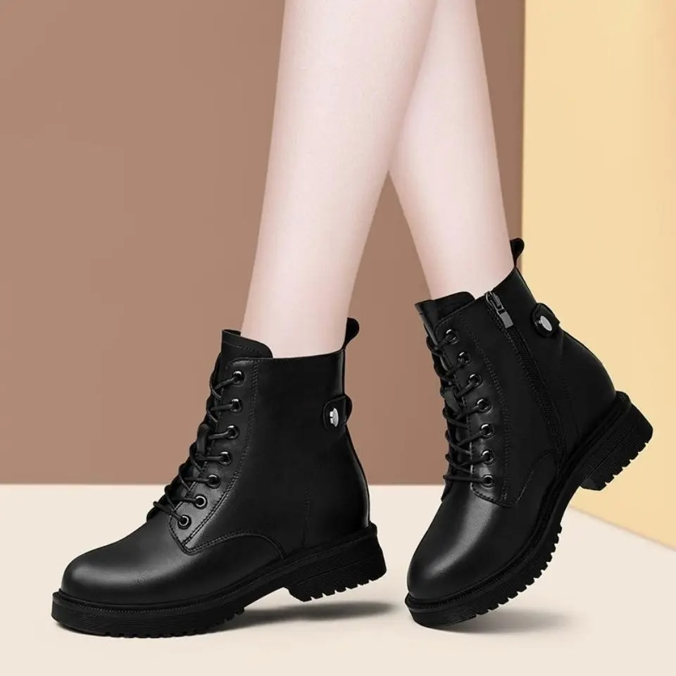 GR | Women's boots with laces and side zipper. Sustainable and slip-resistant.