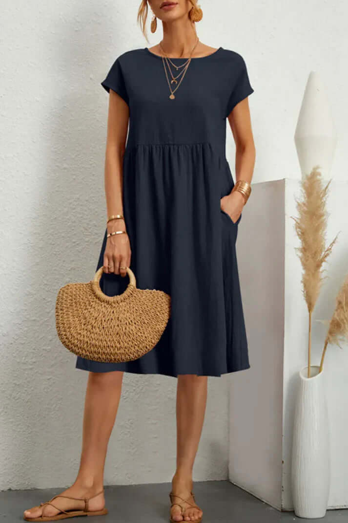 GR | Plain, casual dress with short sleeves and a round neckline
