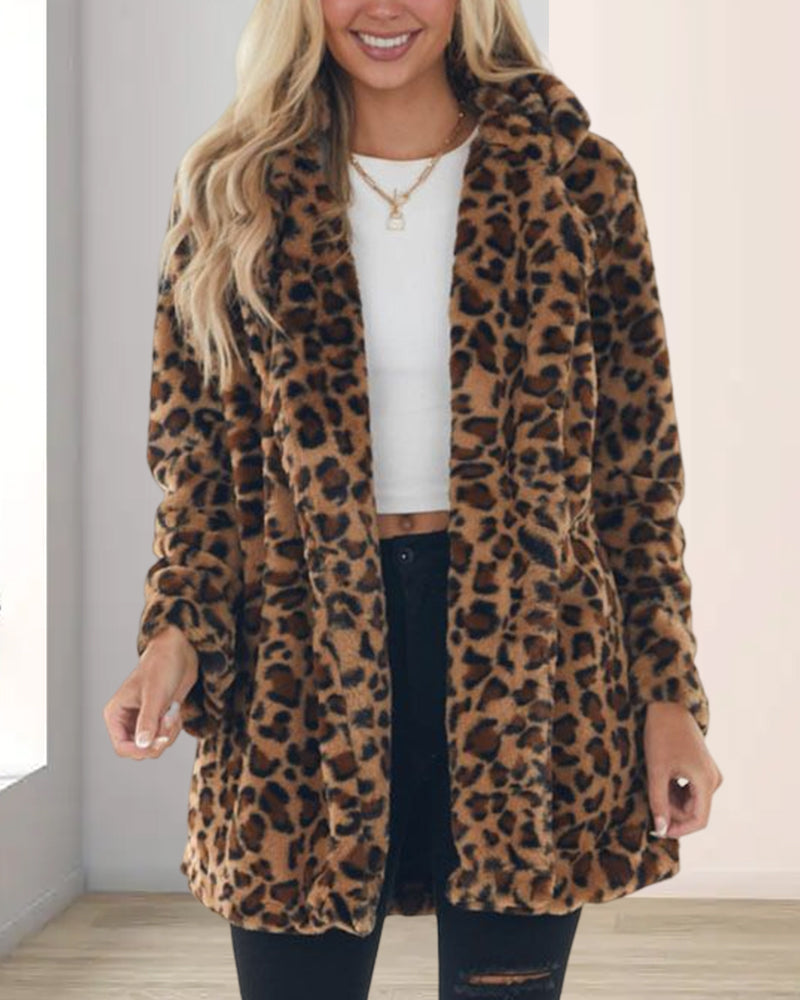 WildElegance: Plush jacket with leopard print