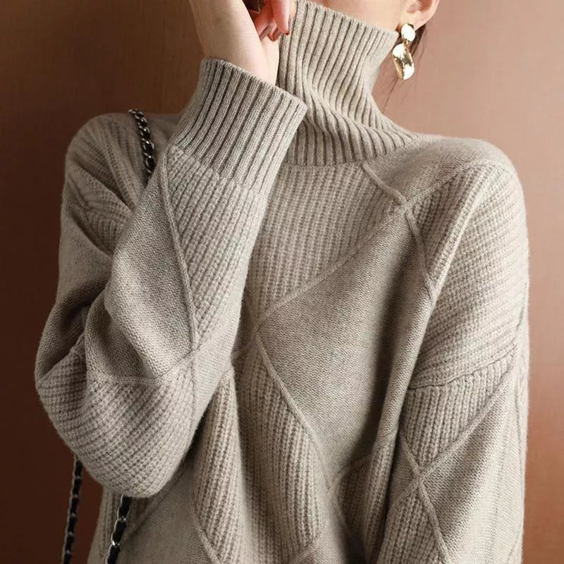 Comfortable, loose-fitting turtleneck sweater 