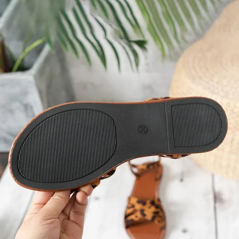 GR | Printed flat sandals with effortless chic for women 