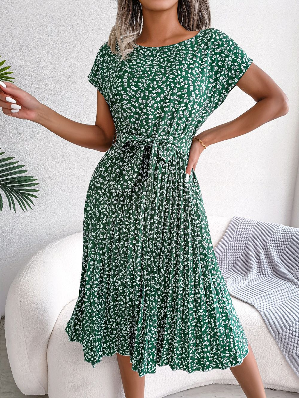 GR | Kleid mit Kurzen Ärmeln und Eleganten Falten Blumen